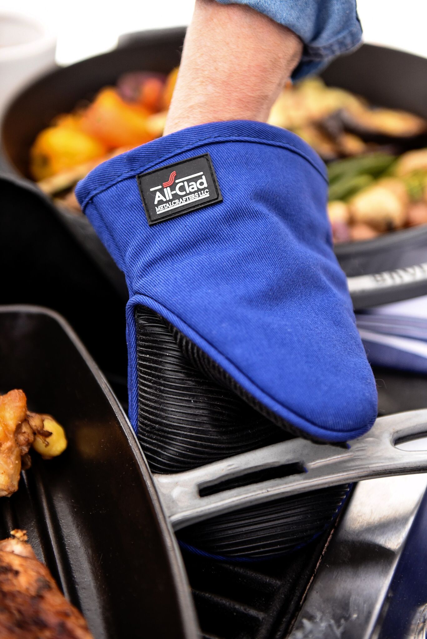 All-Clad Textiles Cotton Twill Silicone Professional 600 Degree Grabber  Oven Mitt with No-Slip Grip - John Ritzenthaler Company